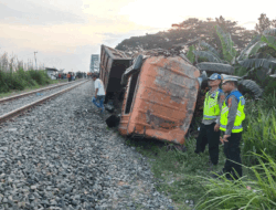 Dump Truk Tertabrak Kereta Api Putri Deli di Perlintasan Tanpa Plang Perbaungan, Sopir Tewas di Tempat