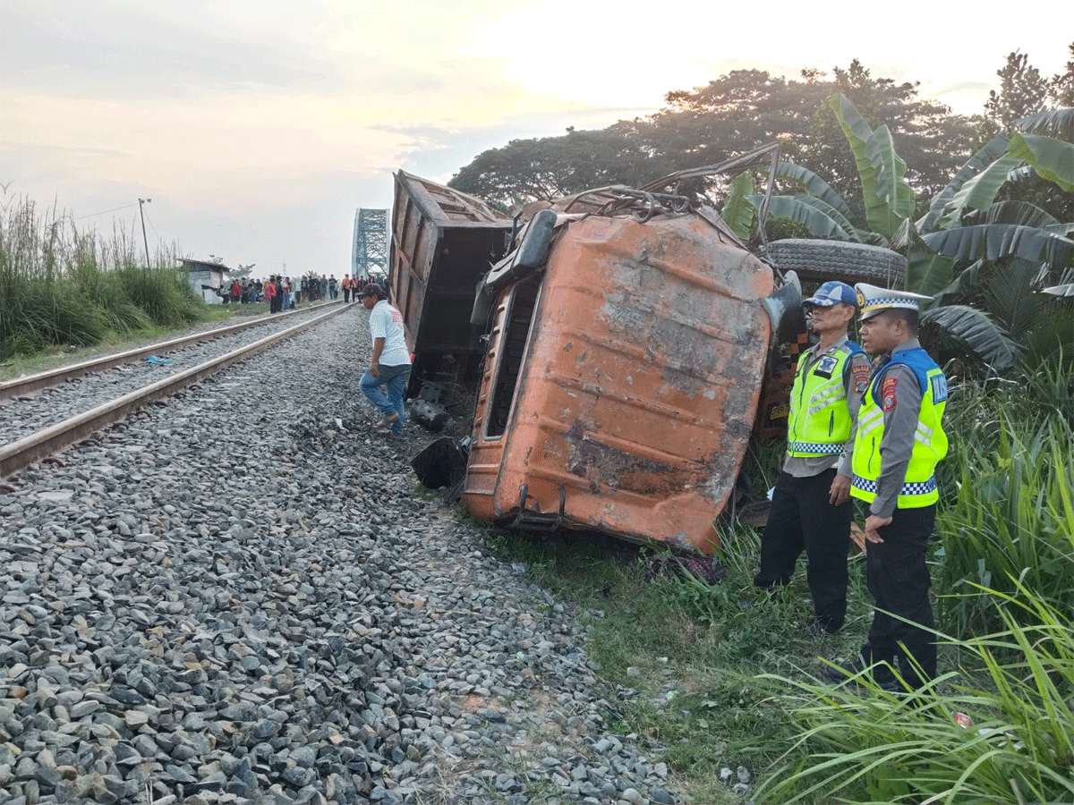Petugas lakukan olah TKP di lokasi kejadian.